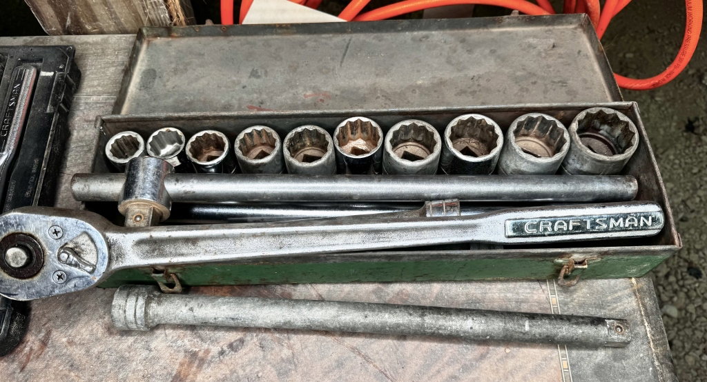 1073