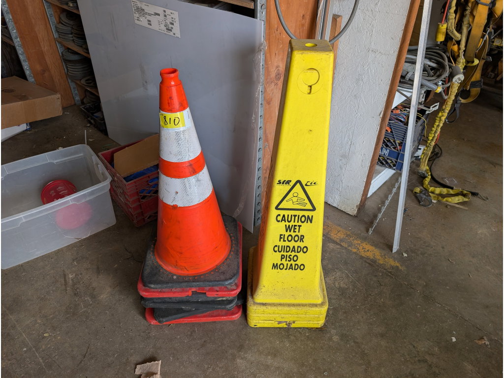 810