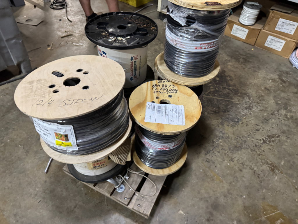890