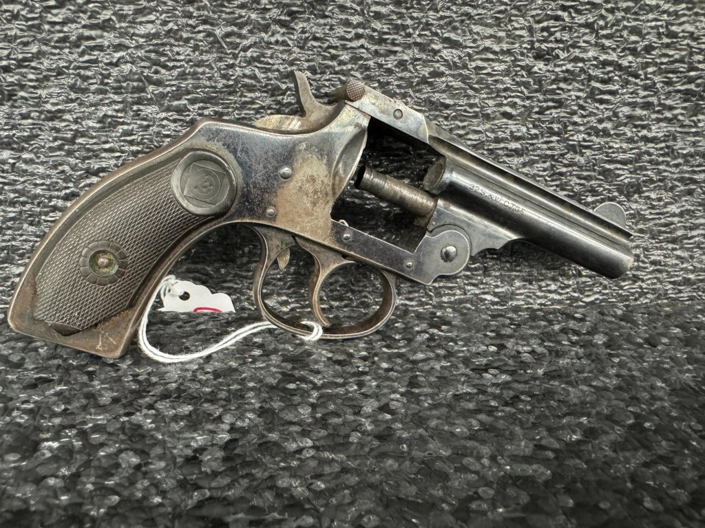 607