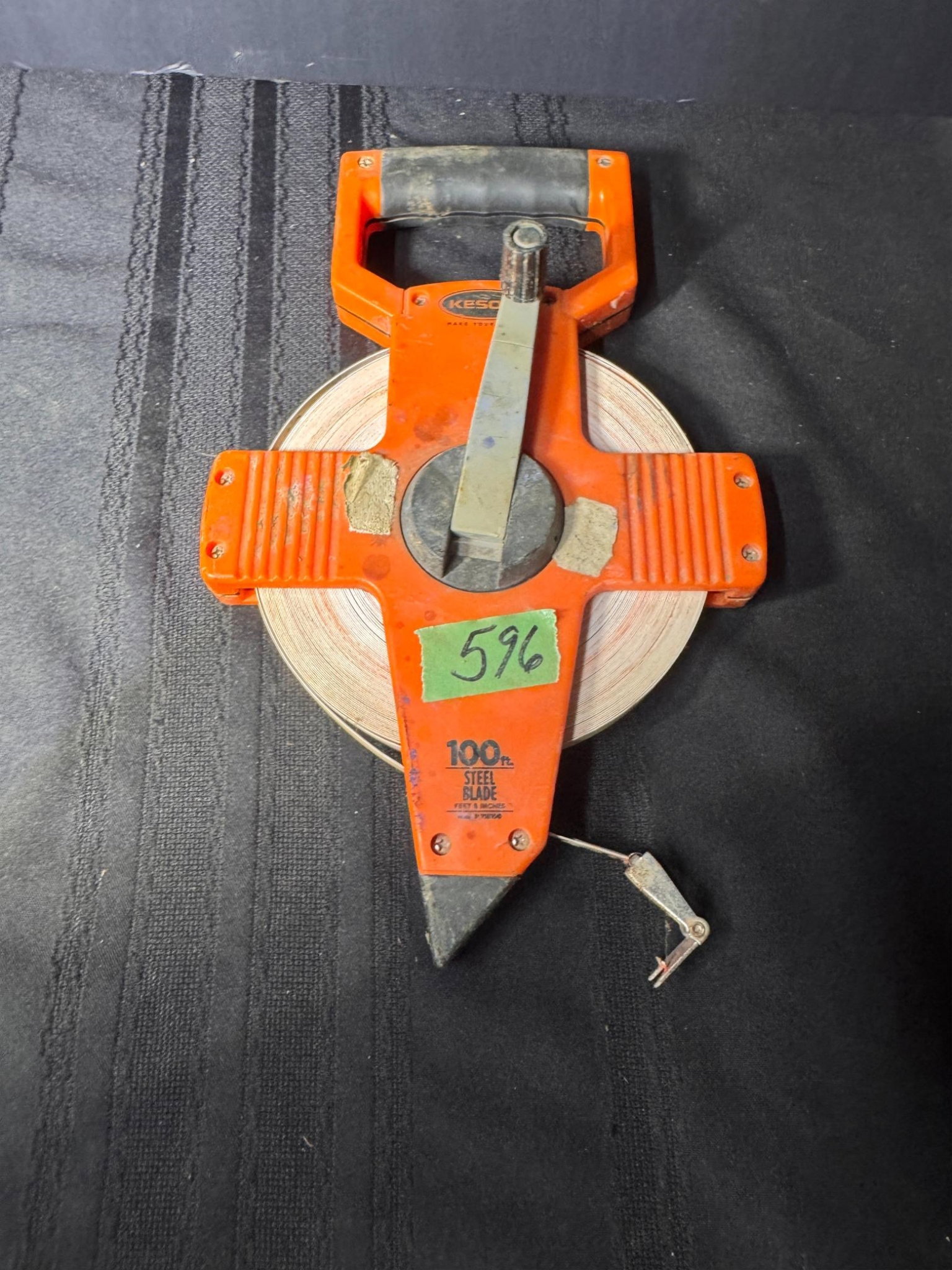 596
