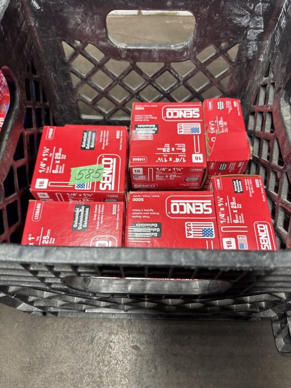 585