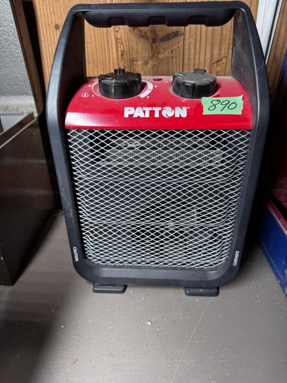 890