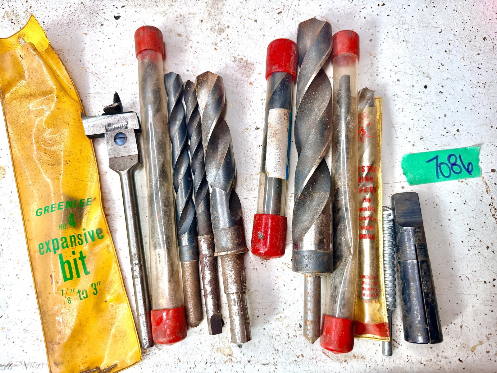 7086