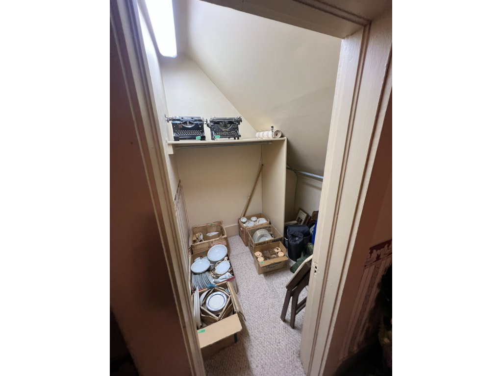 4 Upstairs 9