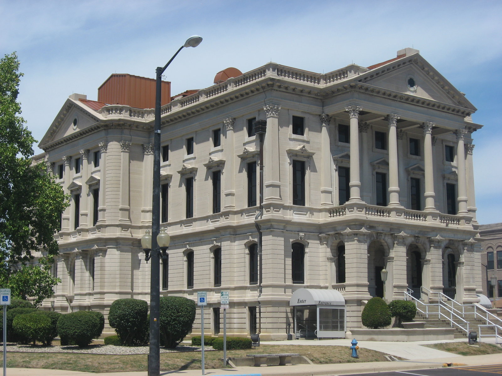 Grant County Courthouse in Marion